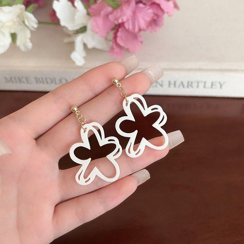 Zhao Lusi Same Style White Flower Earrings Women s Seaside Vacation Summer Earrings 2024 New Arrival Cute Earrings Earrings Lovely flower silhouette (Silver Needle)
Zhao Lusi Same Style White Flower Earrings Women s Seaside Vacation Summer Earrings 2024 New Arrival Cute Earrings Earrings Lovely flower silhouette (Silver Needle)