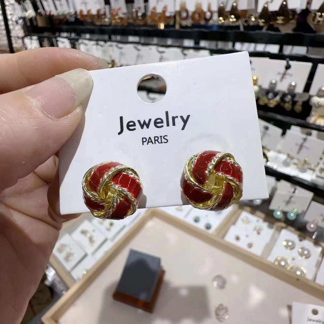 European and American New Trend Design, Metal Spiral Design Earrings, Feminine Temperament, Exquisite Style High-end Accessories
European and American New Trend Design, Metal Spiral Design Earrings, Feminine Temperament, Exquisite Style High-end Accessories