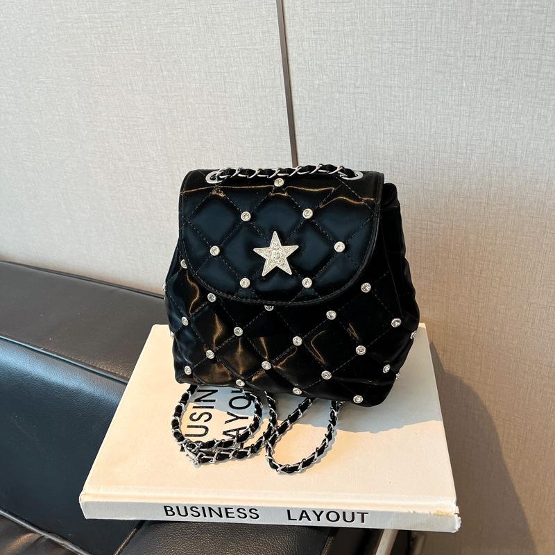 Сумка-подмышка из бриллиантовой цепочки высокой ценности женская 2025 лето новая мода и досуг нишевая зарубежная стиль плечевая сумка-ведро
Сумка-подмышка из бриллиантовой цепочки высокой ценности женская 2025 лето новая мода и досуг нишевая зарубежная стиль плечевая сумка-ведро