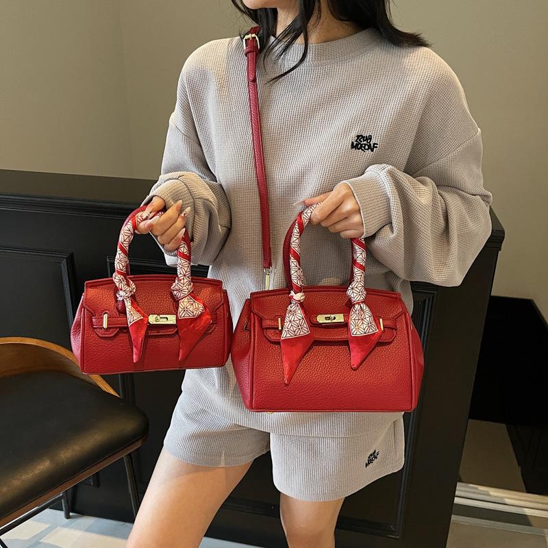 Large capacity platinum bag women s bag lychee pattern simple temperament shoulder bag versatile lock portable messenger bag Small (20 * 10 * 12) бордовий
Large capacity platinum bag women s bag lychee pattern simple temperament shoulder bag versatile lock portable messenger bag Small (20 * 10 * 12) бордовий