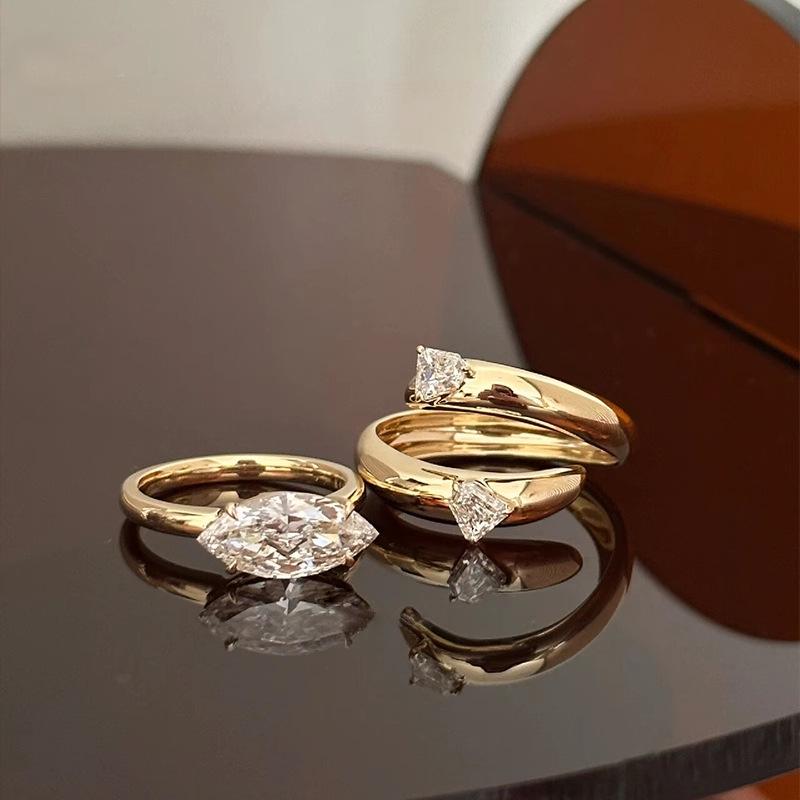 Кольцо Xiangxu Tai из серебра с бриллиантами маркиз и широким ободком: Уникальное высококлассное модное кольцо на мизинец.
Кольцо Xiangxu Tai из серебра с бриллиантами маркиз и широким ободком: Уникальное высококлассное модное кольцо на мизинец.