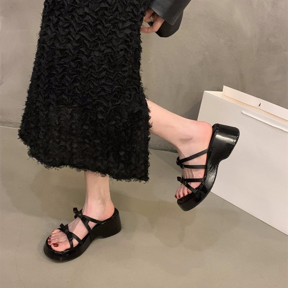 Wedge heel high heel bow cool slippers fairy shoes thick sole heightening white sandals 35 чёрный
Wedge heel high heel bow cool slippers fairy shoes thick sole heightening white sandals 35 чёрный