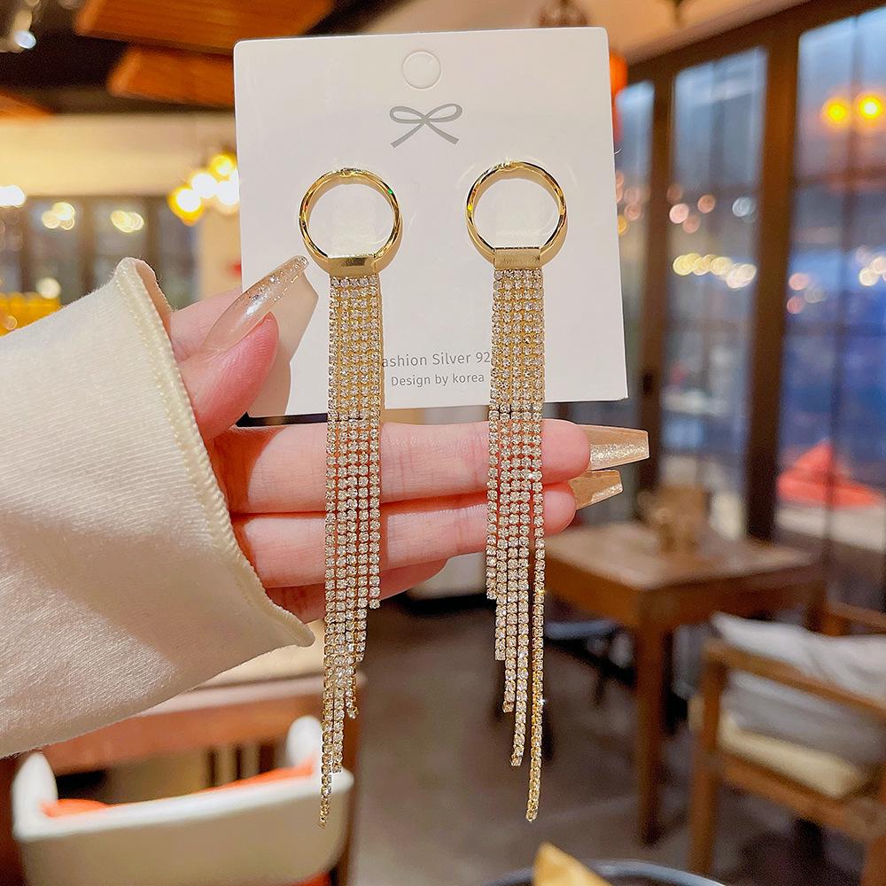 Изысканные европейские и американские серьги с кисточками: Цепочка высокого класса с бриллиантовой инкрустацией, подвески, игла из серебра 925 пробы. Трендовый стиль «инстаграмной» интернет-звезды для женщин.
Изысканные европейские и американские серьги с кисточками: Цепочка высокого класса с бриллиантовой инкрустацией, подвески, игла из серебра 925 пробы. Трендовый стиль «инстаграмной» интернет-звезды для женщин.