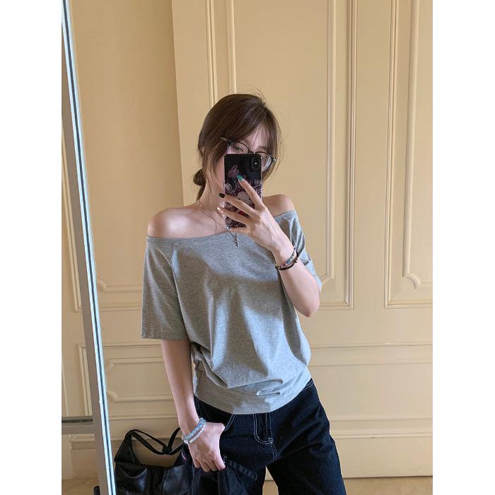 Женская серая футболка с коротким рукавом и открытыми плечами: Повседневный свободный крой, простой черный дизайн для лета Medium серый
Женская серая футболка с коротким рукавом и открытыми плечами: Повседневный свободный крой, простой черный дизайн для лета Medium серый