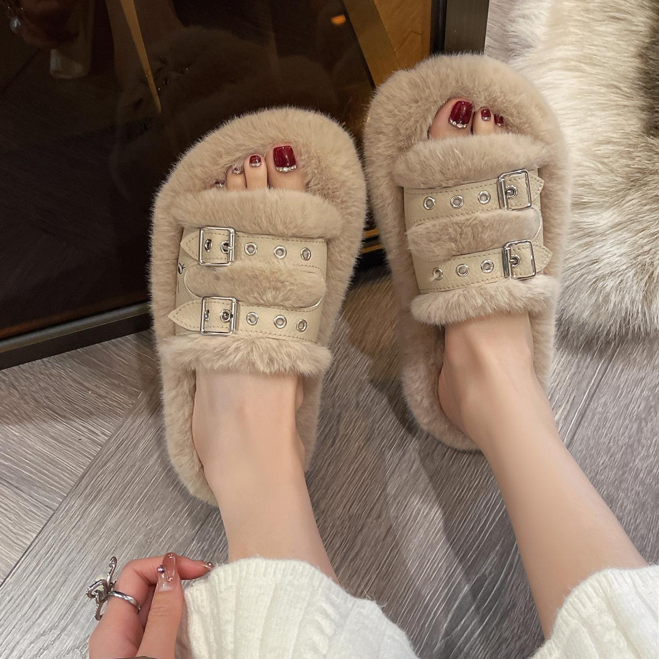 Large size double-breasted flat bottom home thick bottom plush outer wear fluffy slippers women s autumn and winter new one-word slippers tide 35
Large size double-breasted flat bottom home thick bottom plush outer wear fluffy slippers women s autumn and winter new one-word slippers tide 35