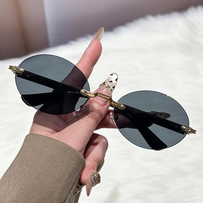 2026 New Rimless Oval Sunglasses for Women Luxury Retro Diamond Decor Fashion Designer Shades UV400 High-End Personality Eyewear
2026 New Rimless Oval Sunglasses for Women Luxury Retro Diamond Decor Fashion Designer Shades UV400 High-End Personality Eyewear