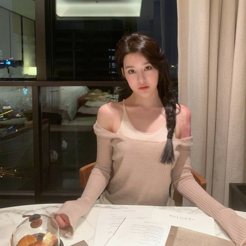 V-neck Flared Sleeves Pullover Sweater Top Fake Two-Piece Oatmeal color One size
V-neck Flared Sleeves Pullover Sweater Top Fake Two-Piece Oatmeal color One size