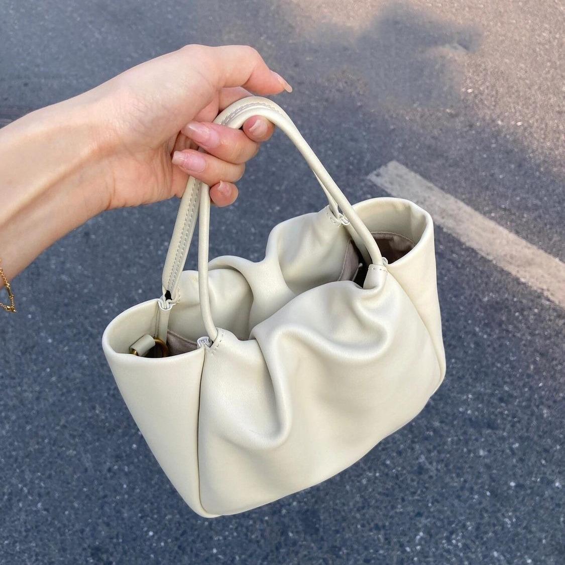2026 New Soft Leather Cloud Bag Pleated Tote Bag Women s Niche High-end Underarm Shoulder Bag Commuter Messenger Bag белый
2026 New Soft Leather Cloud Bag Pleated Tote Bag Women s Niche High-end Underarm Shoulder Bag Commuter Messenger Bag белый