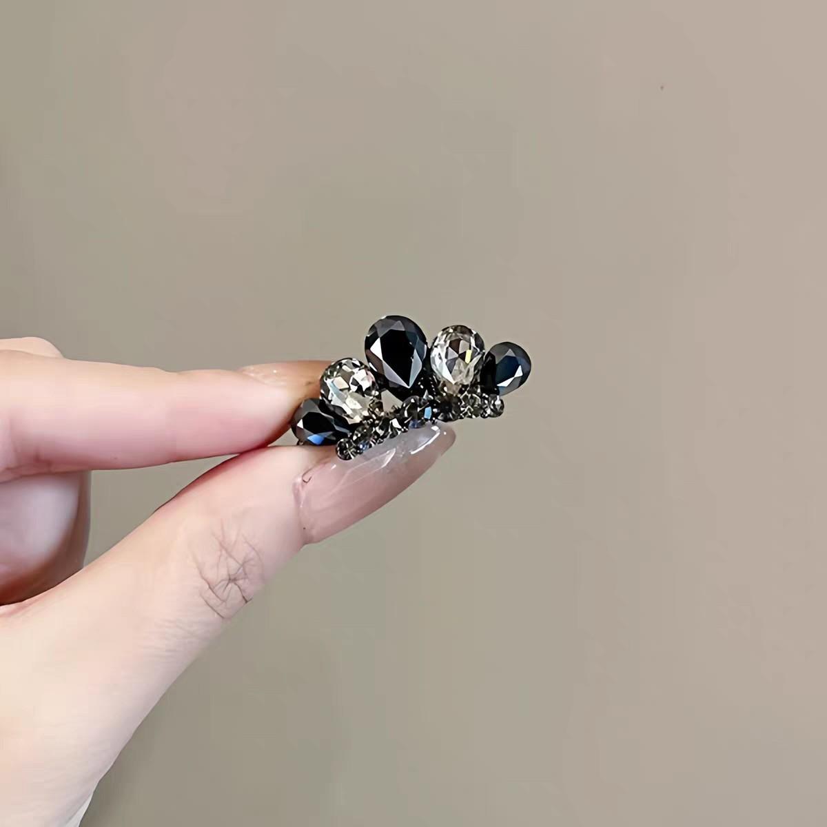 Korean Luxury Black Mini Crown Duckbill Clips Delicate Side Bangs Broken Hair Barrettes Sweet Women Hair Accessories Small size
Korean Luxury Black Mini Crown Duckbill Clips Delicate Side Bangs Broken Hair Barrettes Sweet Women Hair Accessories Small size