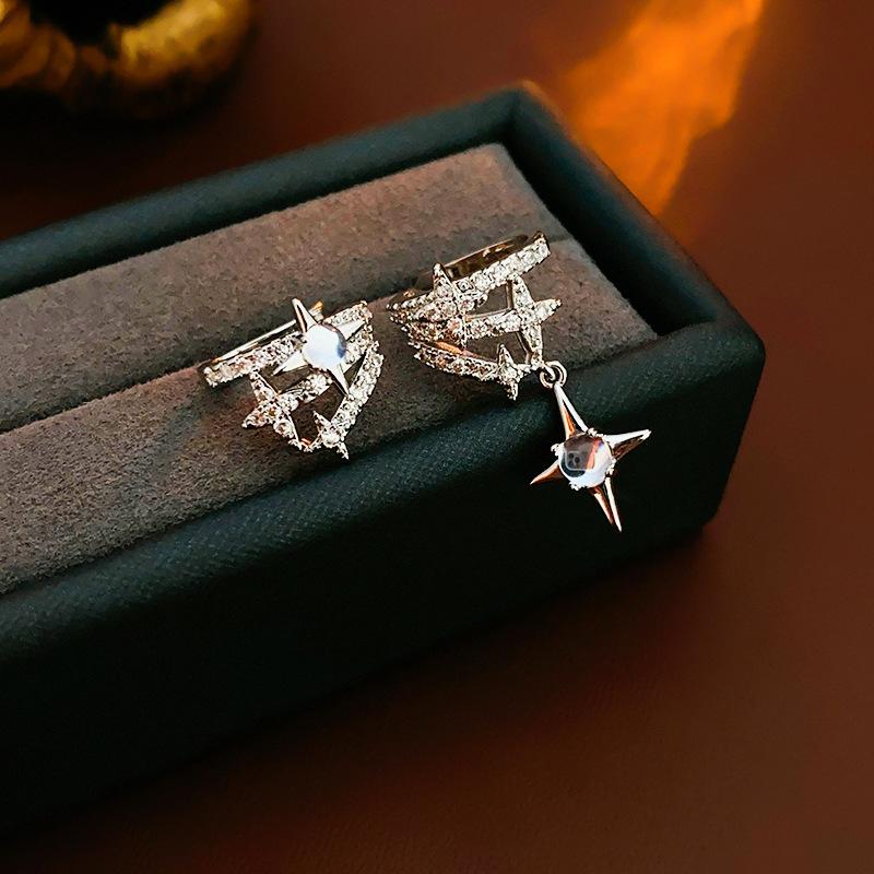 2Pcs Y2K Zircon Cross Star Pendent Clip Earrings for Women Moonlight Stone Luxury Asymmetry Fake Cartilage Ear Cuff Clip Zircon
2Pcs Y2K Zircon Cross Star Pendent Clip Earrings for Women Moonlight Stone Luxury Asymmetry Fake Cartilage Ear Cuff Clip Zircon