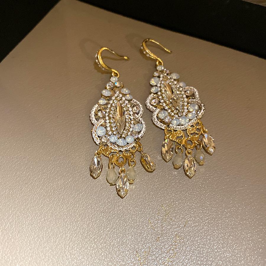 Ethnic style diamond-set water drop fringed earrings retro fashion unique temperament ear hook light luxury high-end earrings
Ethnic style diamond-set water drop fringed earrings retro fashion unique temperament ear hook light luxury high-end earrings