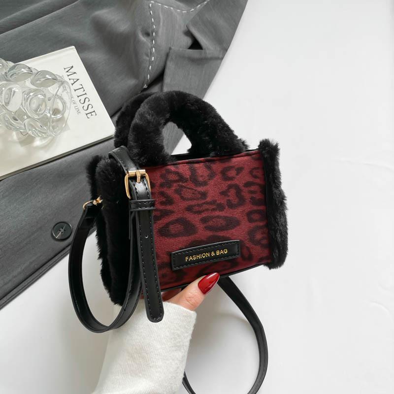 Niche casual temperament shoulder bag high value leopard print retro simple fashionable women s bag червоний
Niche casual temperament shoulder bag high value leopard print retro simple fashionable women s bag червоний