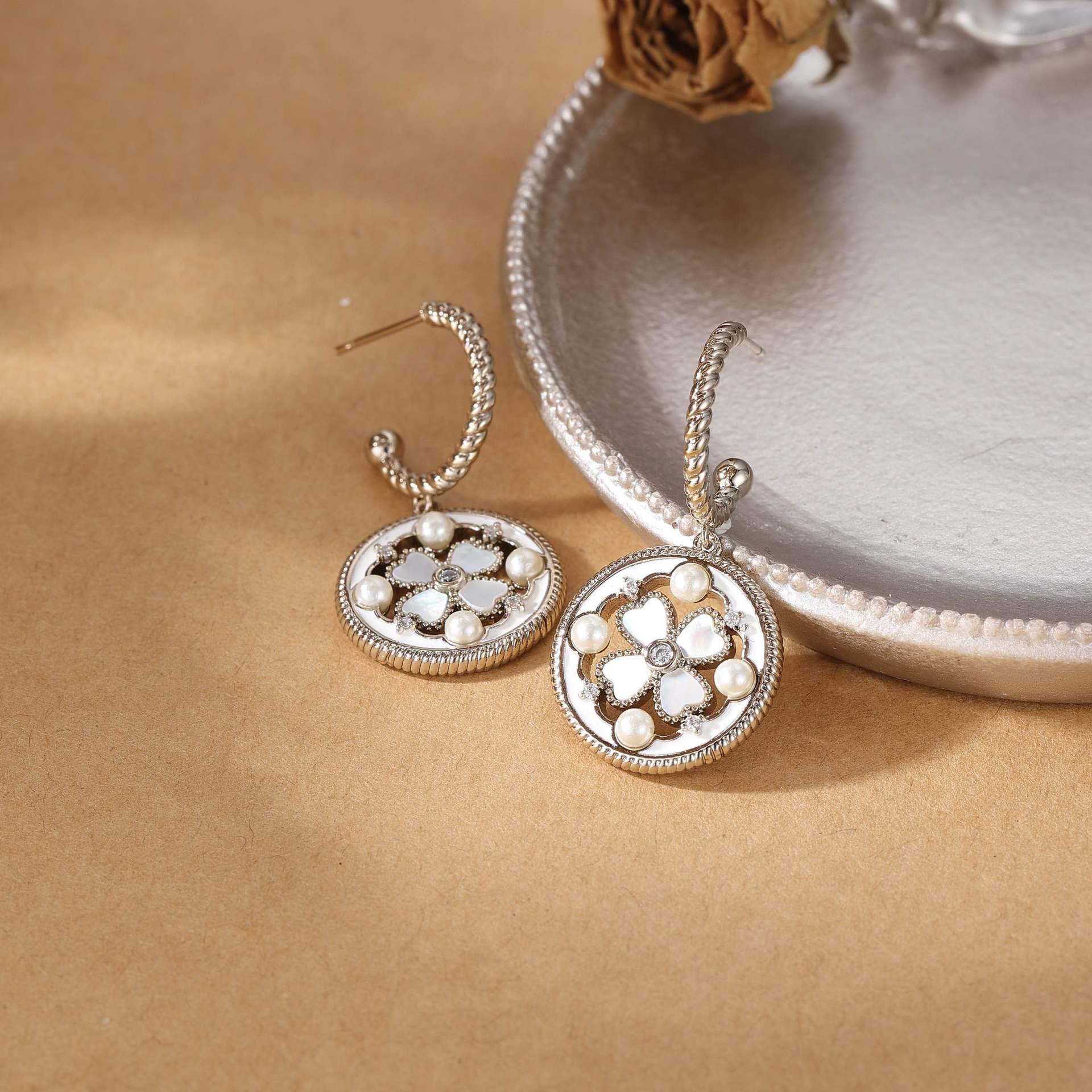 Exquisite Four-Leaf Clover Enamel Shell Earrings: Minimalist, Luxurious, Unique Statement Jewelry
Exquisite Four-Leaf Clover Enamel Shell Earrings: Minimalist, Luxurious, Unique Statement Jewelry