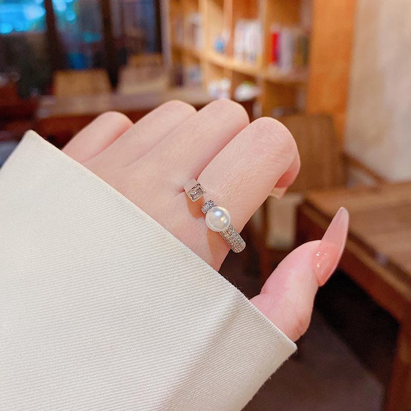 Регулируемое кольцо с жемчугом - изысканный корейский стиль, легкий роскошный нишевый дизайн, элегантное кольцо с микроинкрустацией на указательном пальце. J648 серебряный
Регулируемое кольцо с жемчугом - изысканный корейский стиль, легкий роскошный нишевый дизайн, элегантное кольцо с микроинкрустацией на указательном пальце. J648 серебряный