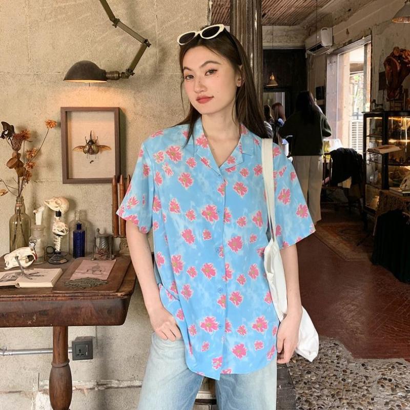 Floral Print Women Suit Collar Shirt Lady Single Breasted Fashionable Versatile Shirts Summer Short Sleeve Chic Clothing S небо синє кольору
Floral Print Women Suit Collar Shirt Lady Single Breasted Fashionable Versatile Shirts Summer Short Sleeve Chic Clothing S небо синє кольору
