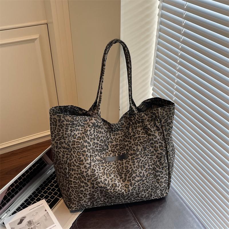 Big Cloth Leopard Tote Bag for Women Shopper Shopping Shoulder Bags 2025 Winter Designer Luxury Brand Simple Handbags 50cmx33cmx15cm кофейный
Big Cloth Leopard Tote Bag for Women Shopper Shopping Shoulder Bags 2025 Winter Designer Luxury Brand Simple Handbags 50cmx33cmx15cm кофейный
