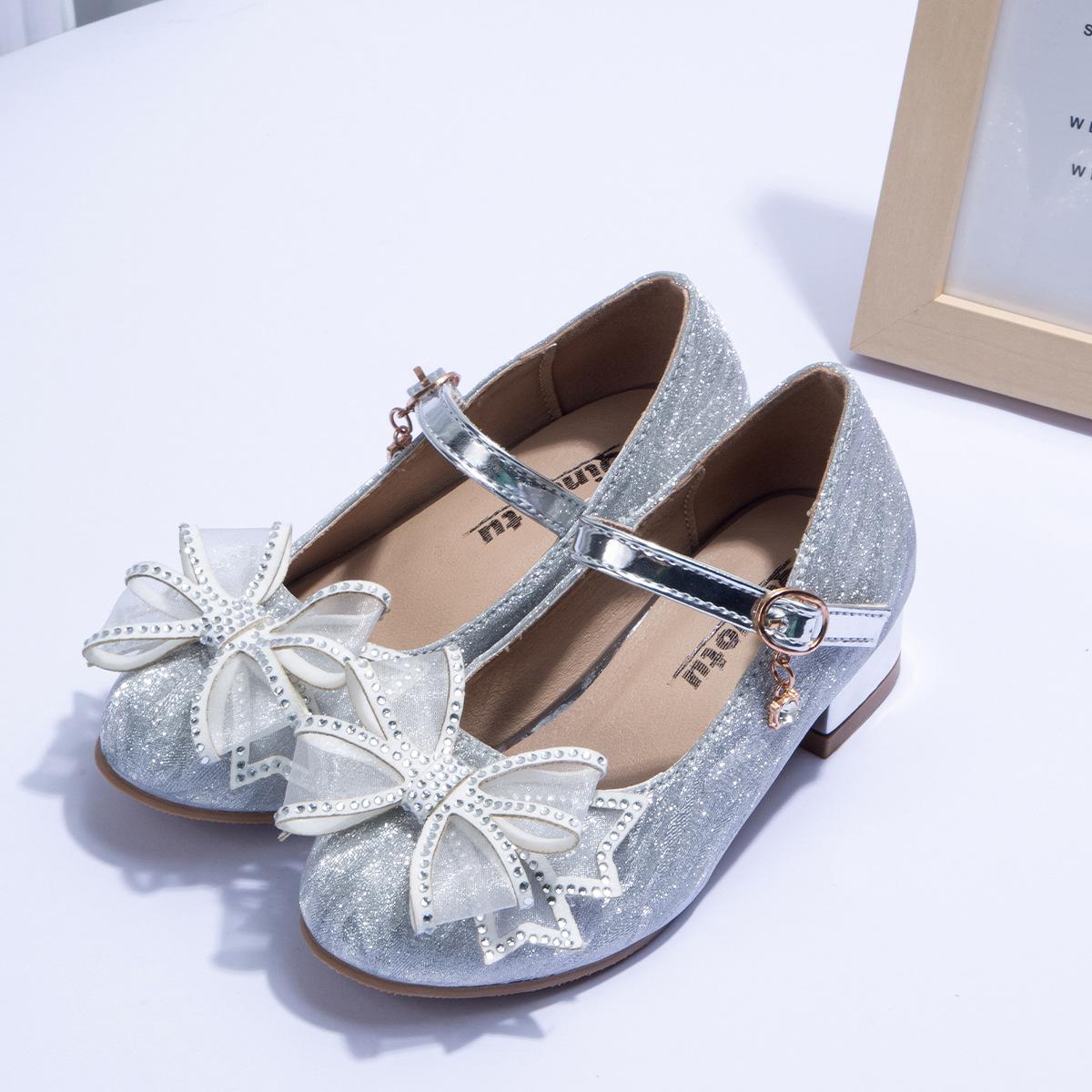 Дитячі принцеси 2024 сезону нові дихаючі товсті туфлі на високих підборах з одним транскордонним бантом дитячі кришталеві туфлі 27 срібний
Дитячі принцеси 2024 сезону нові дихаючі товсті туфлі на високих підборах з одним транскордонним бантом дитячі кришталеві туфлі 27 срібний
