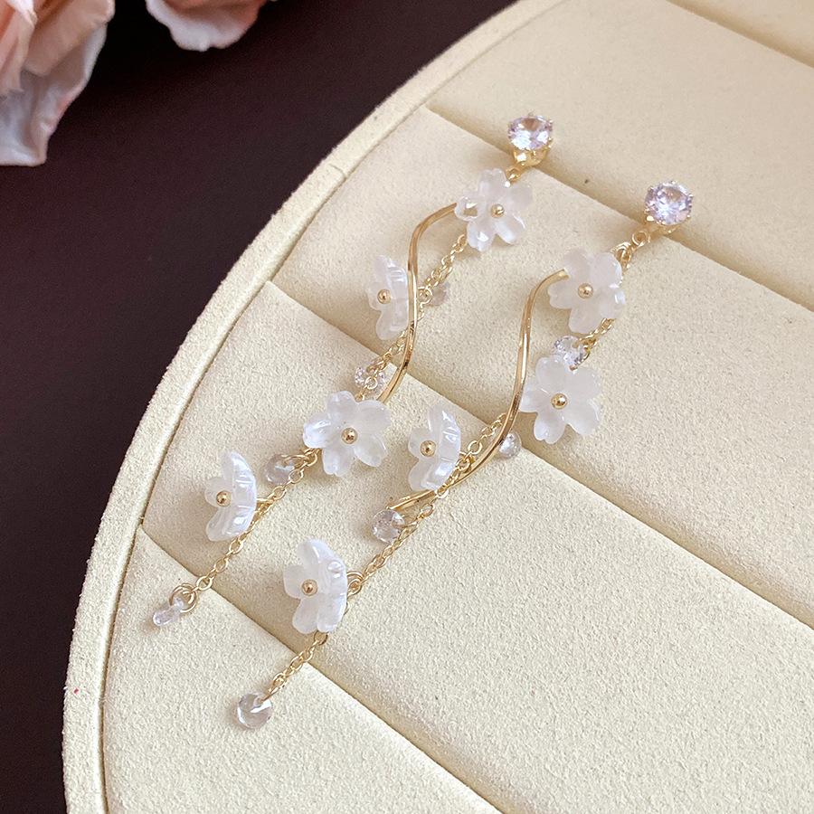 Silver needle zircon flower long temperament fringed earrings women s light luxury high-end niche design earrings temperament earrings
Silver needle zircon flower long temperament fringed earrings women s light luxury high-end niche design earrings temperament earrings