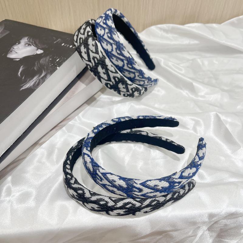 2024 Fashion Plaid Wide Headband & Flower Hair Clip Set - Slimming Face Effect Hair Accessories
2024 Fashion Plaid Wide Headband & Flower Hair Clip Set - Slimming Face Effect Hair Accessories