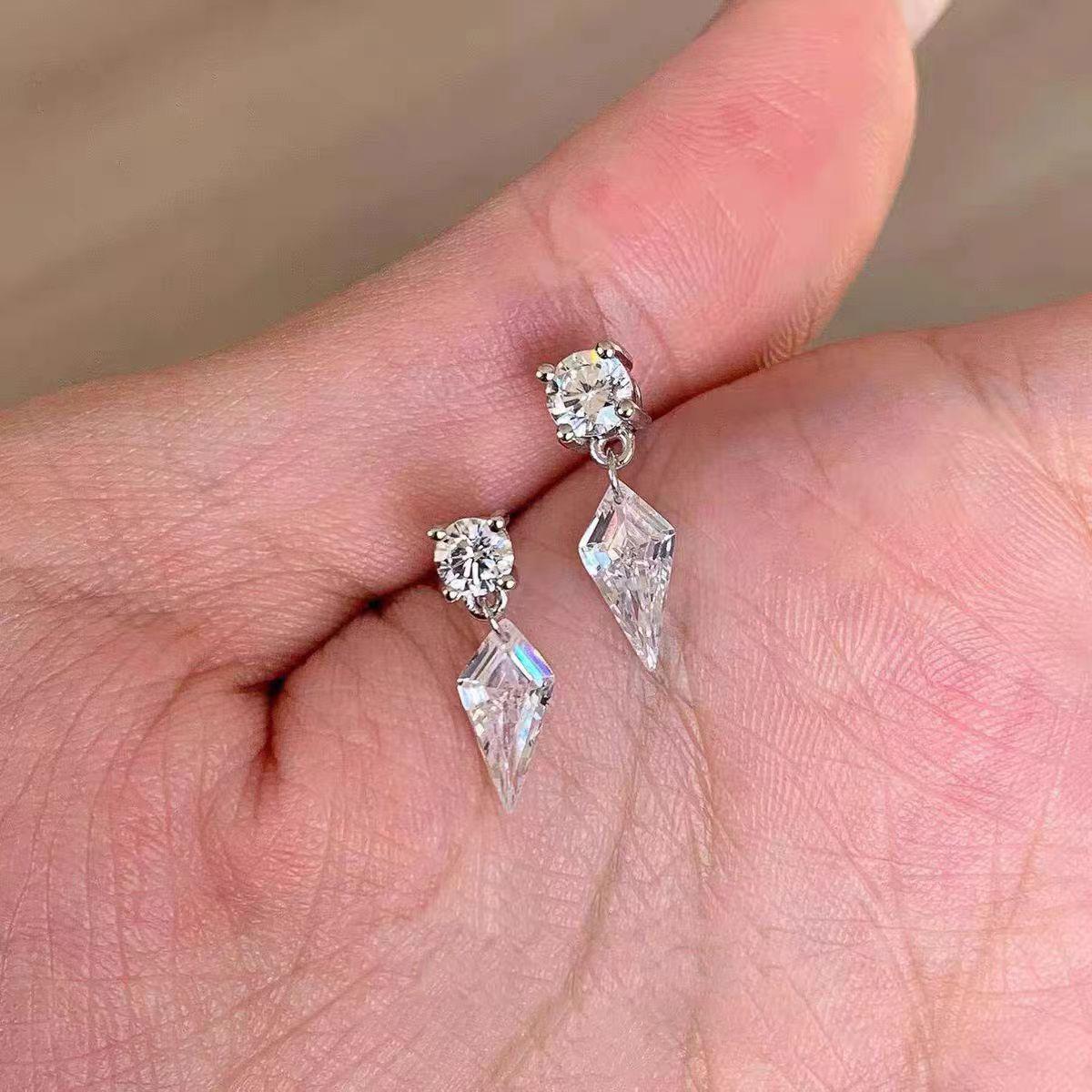 Exquisite Luxury Glittering Zircon Diamond-shaped Earrings for Women, Elegant and Simple, Resembling Moissanite in Style. Rhombus-shaped pendant
Exquisite Luxury Glittering Zircon Diamond-shaped Earrings for Women, Elegant and Simple, Resembling Moissanite in Style. Rhombus-shaped pendant