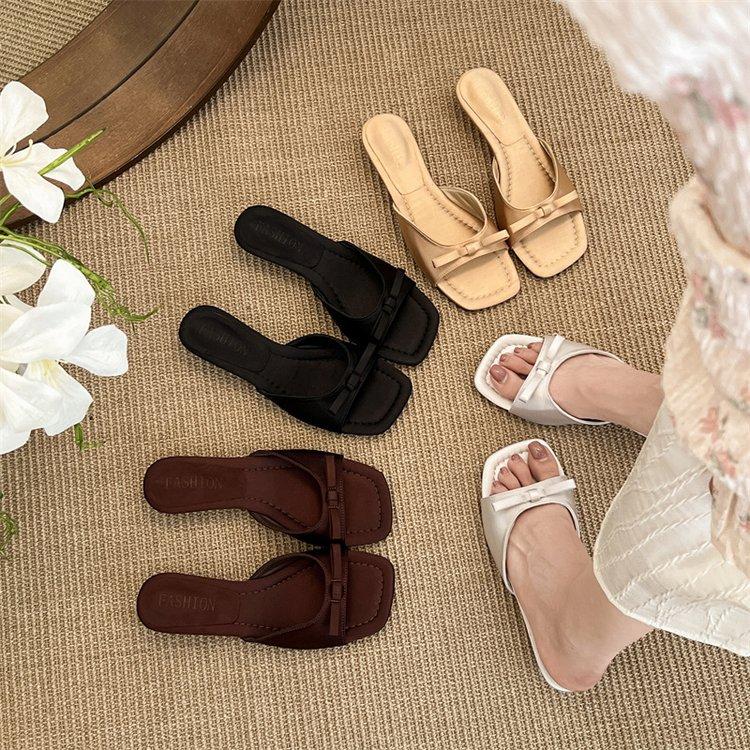 Niche design square head open-toed stiletto sandals, wearing bow-tied sandals, and half-heeled slippers for women 35 чорний
Niche design square head open-toed stiletto sandals, wearing bow-tied sandals, and half-heeled slippers for women 35 чорний
