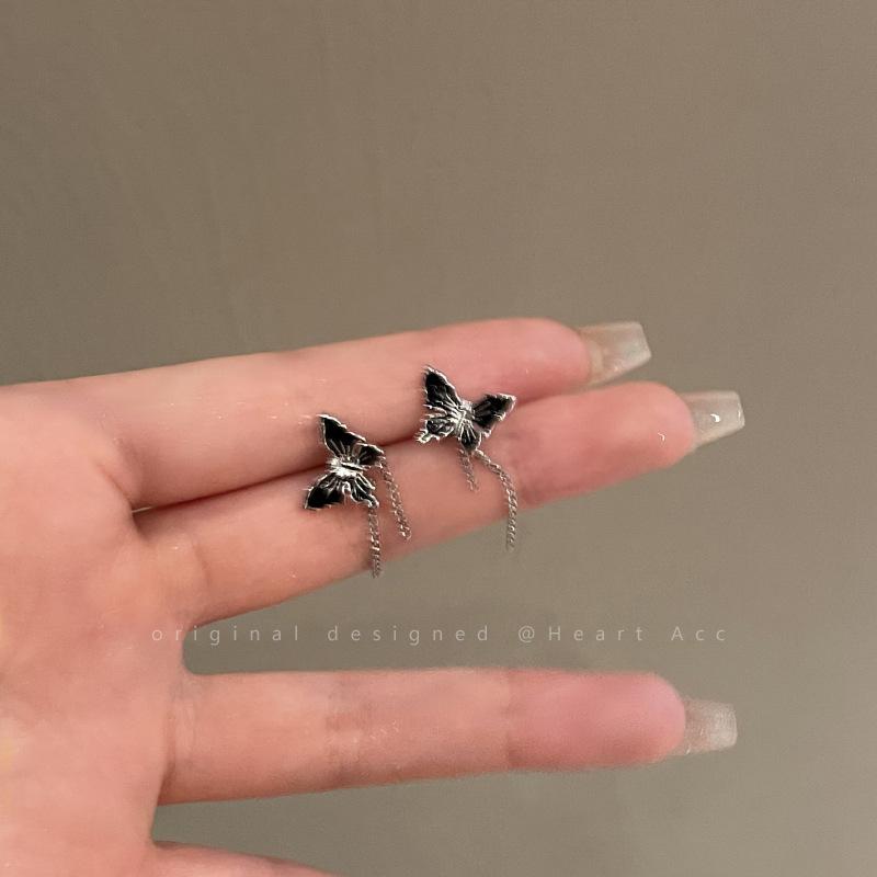 Sweet and spicy style~ black butterfly chain stud earrings women s light luxury high-end temperament earrings Korean niche personalized earrings
Sweet and spicy style~ black butterfly chain stud earrings women s light luxury high-end temperament earrings Korean niche personalized earrings