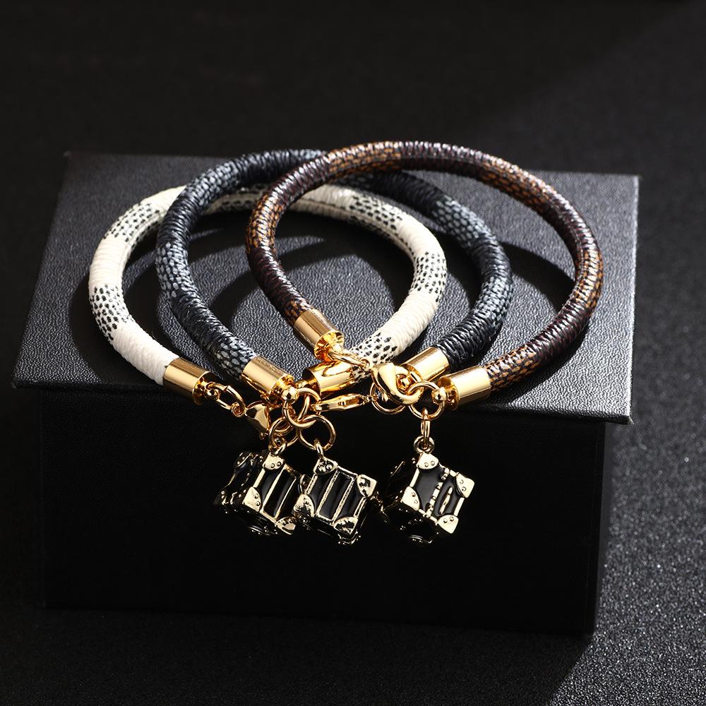 Checkerboard Stripe PU Leather Bracelet with Electroplated Gold - Geometric Gift for Best Friend коричневый
Checkerboard Stripe PU Leather Bracelet with Electroplated Gold - Geometric Gift for Best Friend коричневый