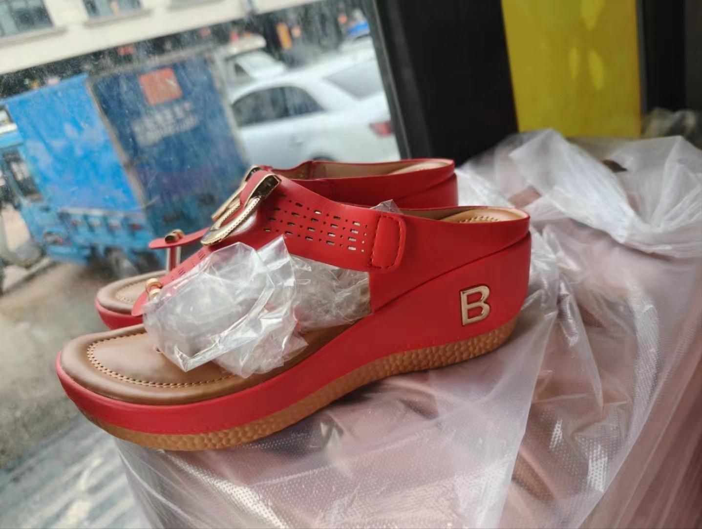 Женская обувь зарубежного производства 2025 года, лето, новые пляжные туфли с уклоном на каблуке, классные тапочки для женщин, европейские красивые женские сандалии, пятно 36
Женская обувь зарубежного производства 2025 года, лето, новые пляжные туфли с уклоном на каблуке, классные тапочки для женщин, европейские красивые женские сандалии, пятно 36