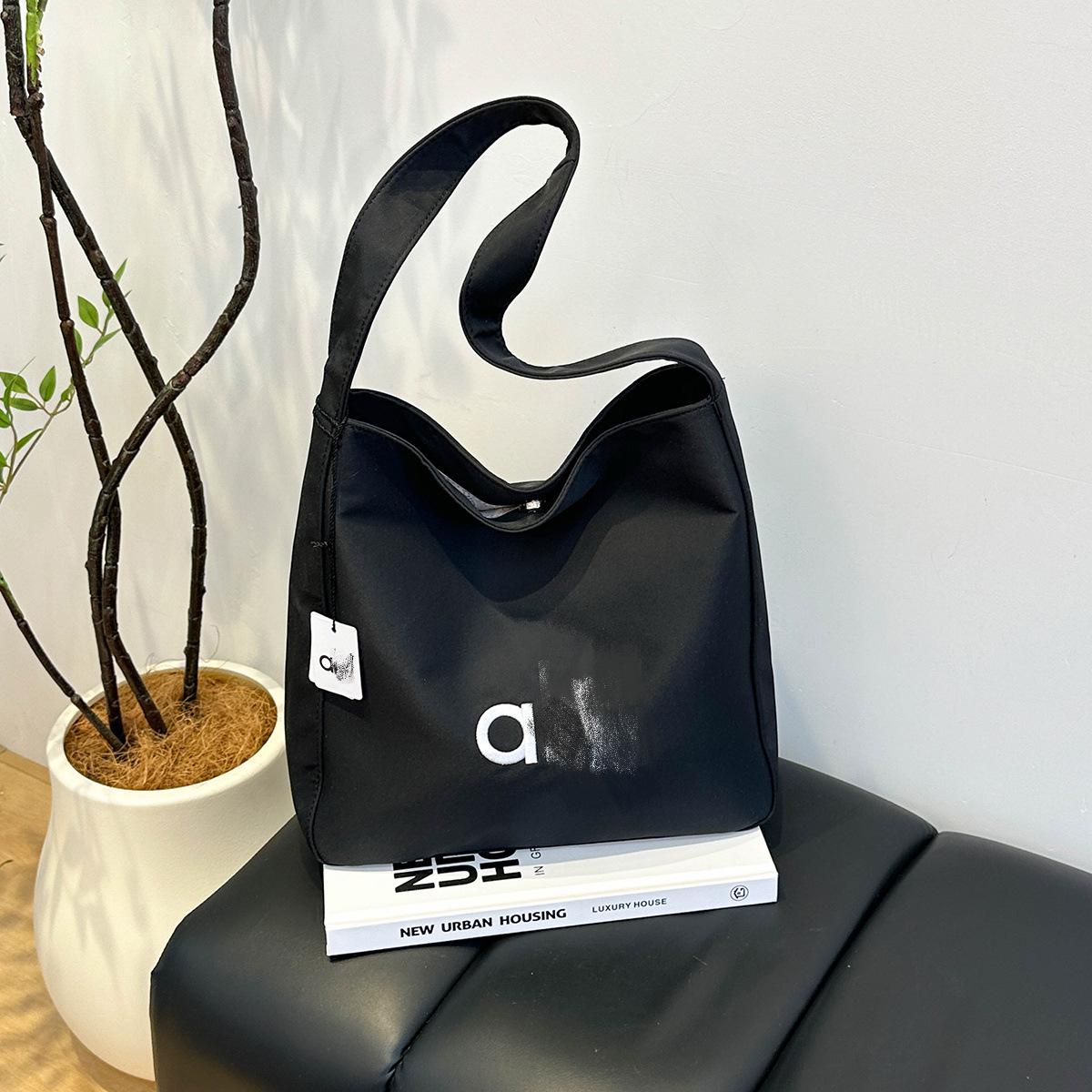 Alo Waterproof Crossbody Yoga & Sports Tote Bag 32x31x11 cm чорний
Alo Waterproof Crossbody Yoga & Sports Tote Bag 32x31x11 cm чорний