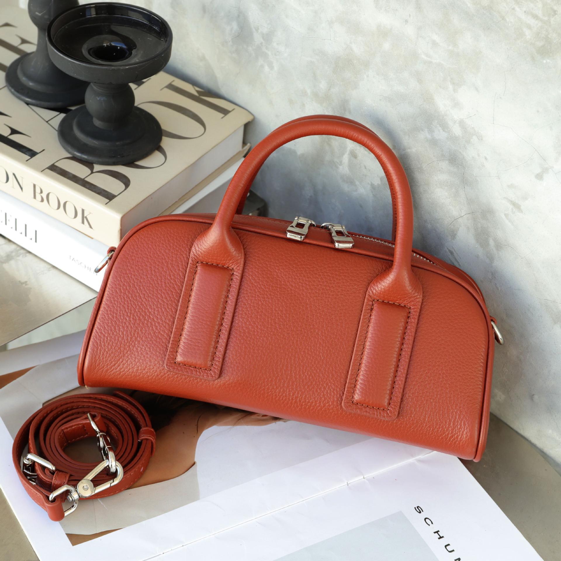 Women s Genuine Leather Boston Crossbody Bag with a High-End Feel - Large Capacity, Handheld, Motorcycle Style 27x9.5x12 cm
Women s Genuine Leather Boston Crossbody Bag with a High-End Feel - Large Capacity, Handheld, Motorcycle Style 27x9.5x12 cm