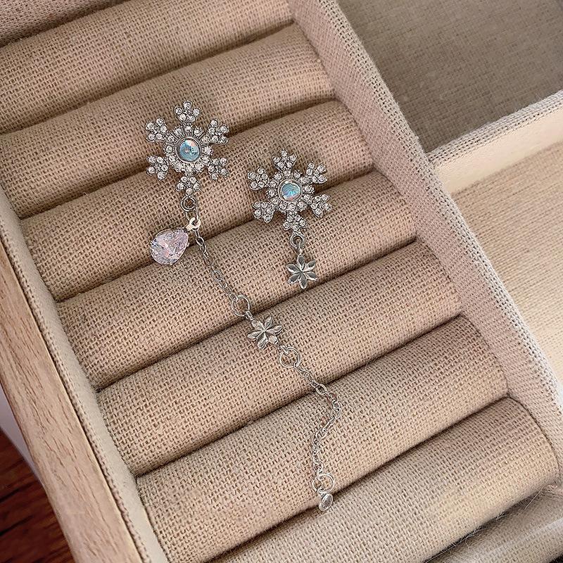 Сверкающие циркониевые серьги-снежинки с асимметричными кисточками для женщин, изысканные серьги для офисной вечеринки, роскошные ювелирные изделия в подарок 1Pair
Сверкающие циркониевые серьги-снежинки с асимметричными кисточками для женщин, изысканные серьги для офисной вечеринки, роскошные ювелирные изделия в подарок 1Pair