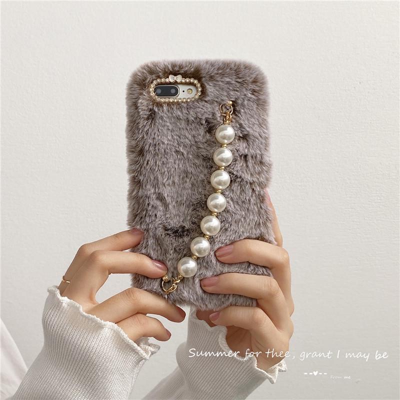 Pearl Plush Bracelet Phone Case for iPhone 13-15 Pro Max - Autumn/Winter Warmth iPhone 15 Plus коричневий
Pearl Plush Bracelet Phone Case for iPhone 13-15 Pro Max - Autumn/Winter Warmth iPhone 15 Plus коричневий