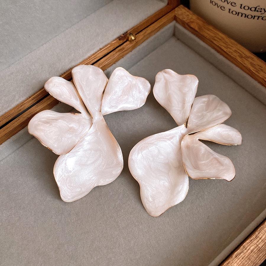 Steel needle oil drop flower stud earrings French retro simple fashion earrings light luxury high sense earrings design sense niche
Steel needle oil drop flower stud earrings French retro simple fashion earrings light luxury high sense earrings design sense niche