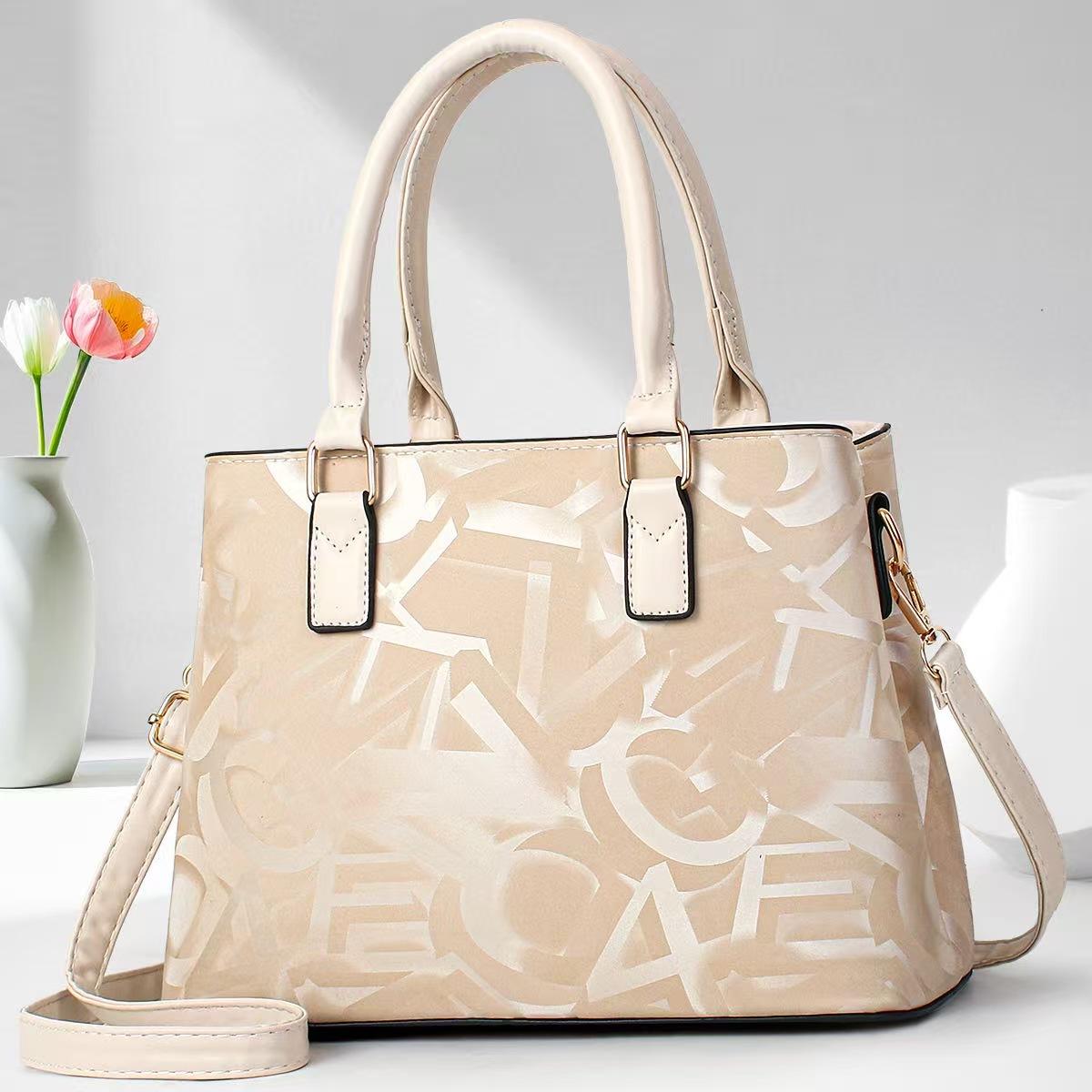 Fashionable Women s Crossbody Bag Lady Handbag Shoulder Bag PU Leather Square Women Bag Zipper Closure Casual Tote Bags 28x13x20cm
Fashionable Women s Crossbody Bag Lady Handbag Shoulder Bag PU Leather Square Women Bag Zipper Closure Casual Tote Bags 28x13x20cm