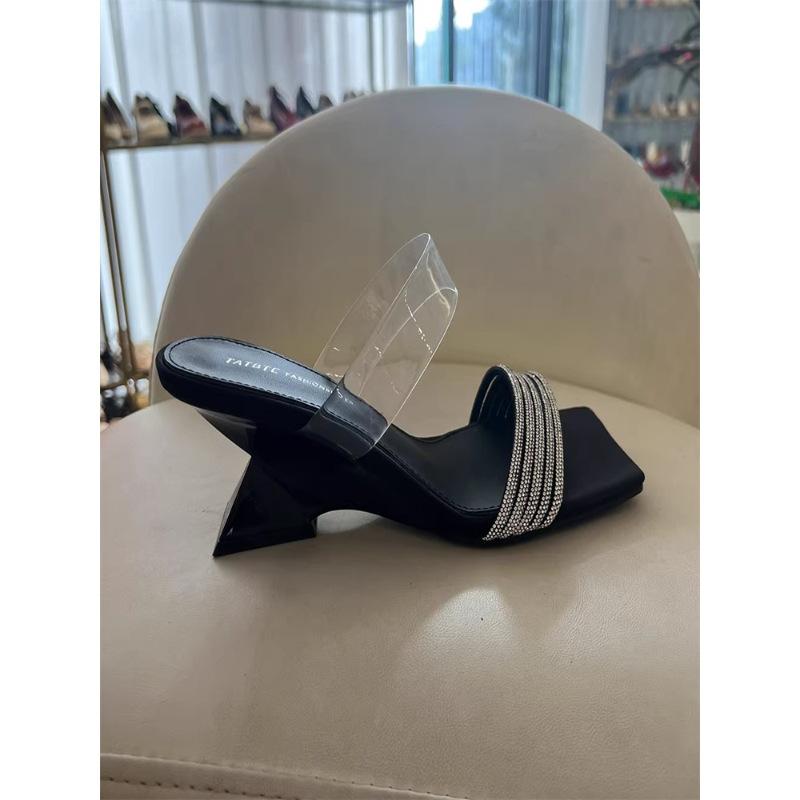 2025 summer new open-toed slippers women s outer wear temperament square head rhinestone word with thick heel sandals high heels 40 чорний
2025 summer new open-toed slippers women s outer wear temperament square head rhinestone word with thick heel sandals high heels 40 чорний