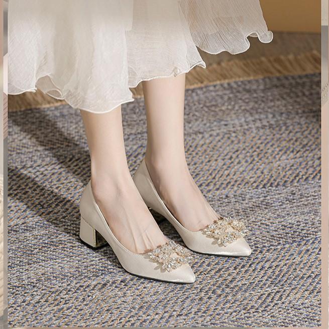 Fashion rhinestone buckle wedding shoes women s 2024 autumn new British style pointed thick heel high heels shallow single shoes women s shoes 40 бордовий
Fashion rhinestone buckle wedding shoes women s 2024 autumn new British style pointed thick heel high heels shallow single shoes women s shoes 40 бордовий