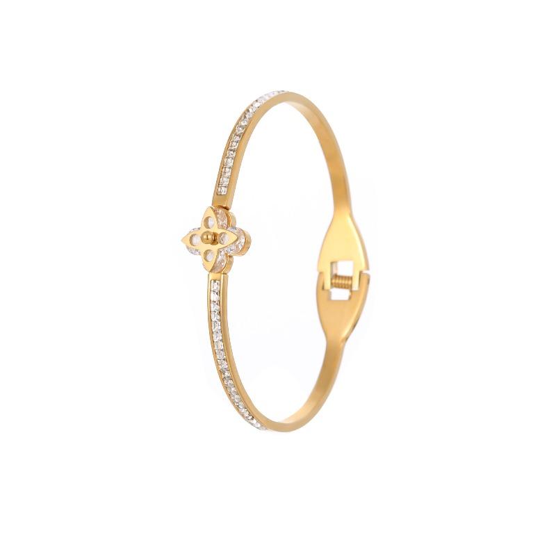 Loftily fashionable and unique heart-shaped bracelet - versatile jewelry for women
Loftily fashionable and unique heart-shaped bracelet - versatile jewelry for women