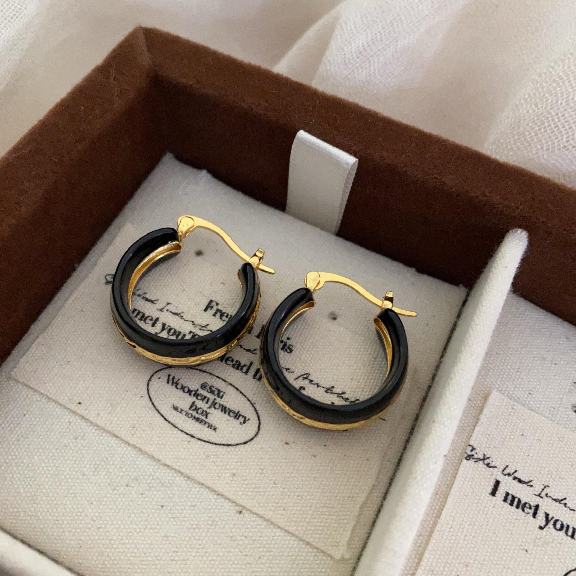 Round earrings European and American sources Elegant bohemian pattern circle earrings Color fashion niche women
Round earrings European and American sources Elegant bohemian pattern circle earrings Color fashion niche women