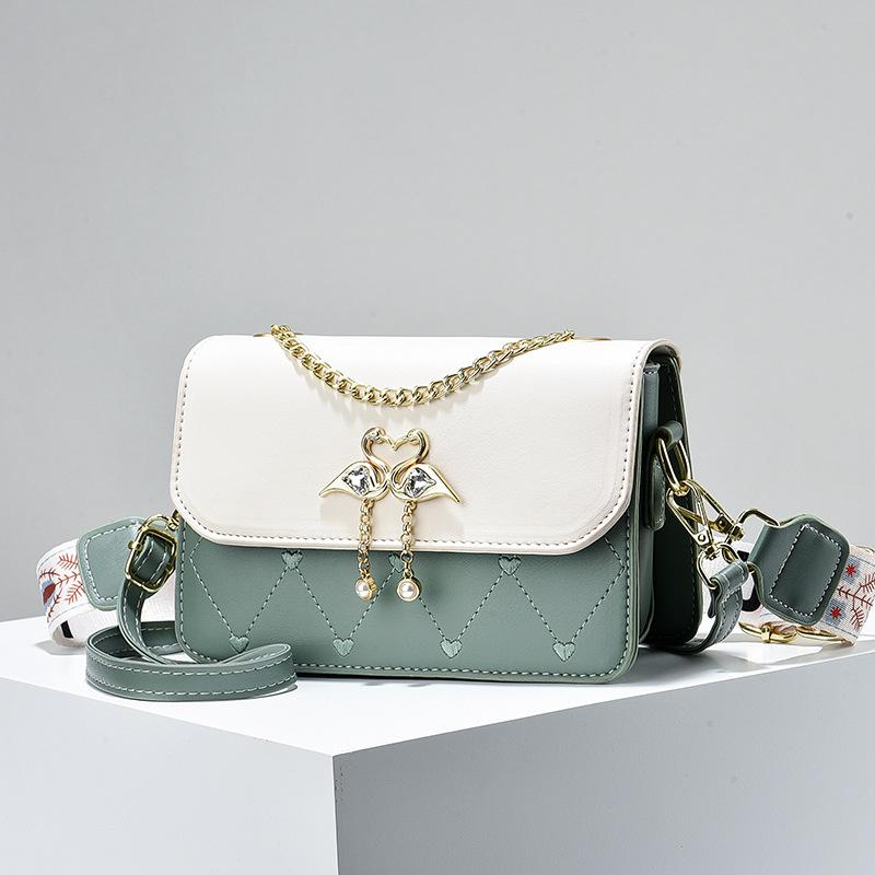 Новая весенне-летняя универсальная модная сумка через плечо, маленькая квадратная сумка, модная темпераментная сумка для отправки подруге 21*8*14cm зелёный
Новая весенне-летняя универсальная модная сумка через плечо, маленькая квадратная сумка, модная темпераментная сумка для отправки подруге 21*8*14cm зелёный