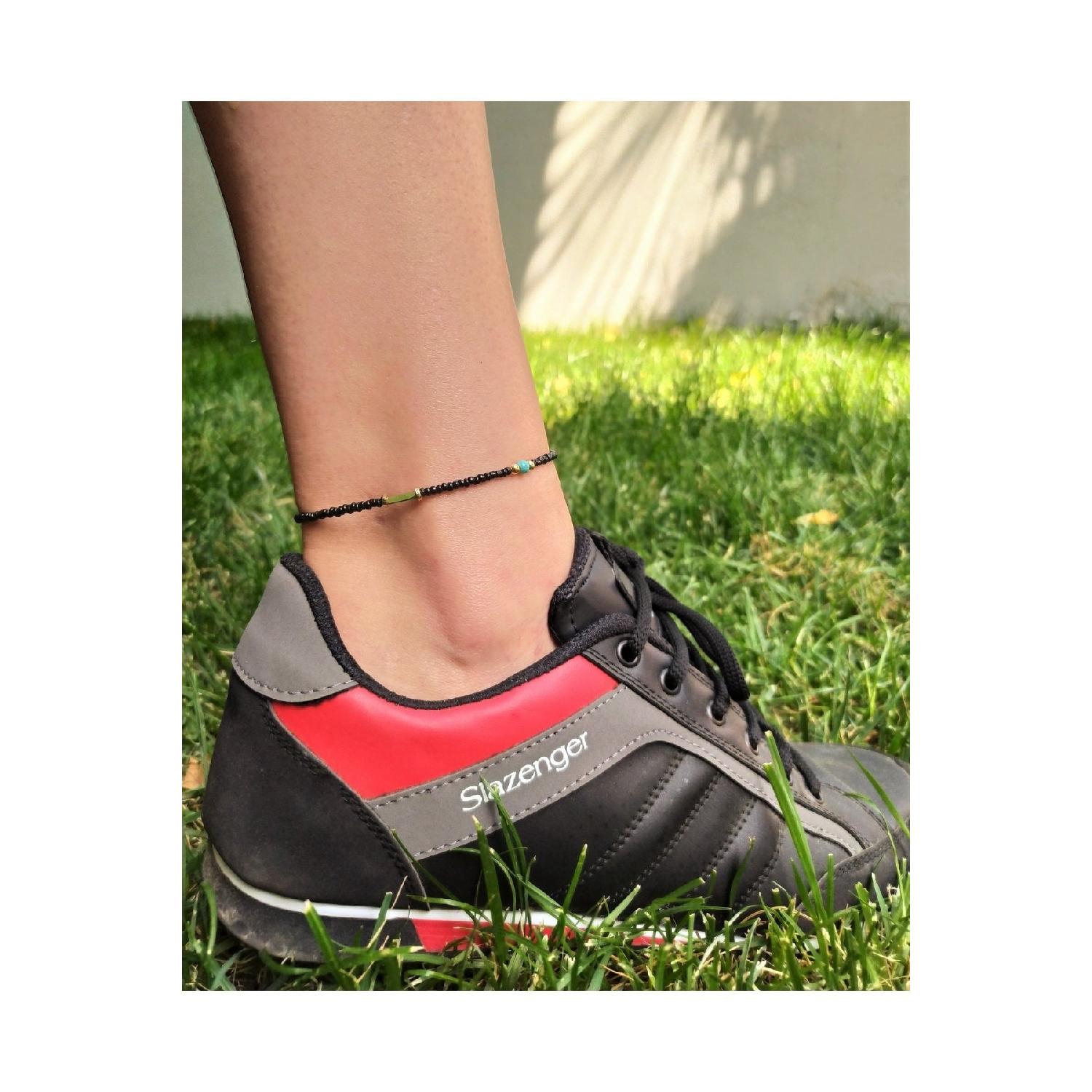 Гематит из черной бусины и деталь из синего камня 
Гематит из черной бусины и деталь из синего камня