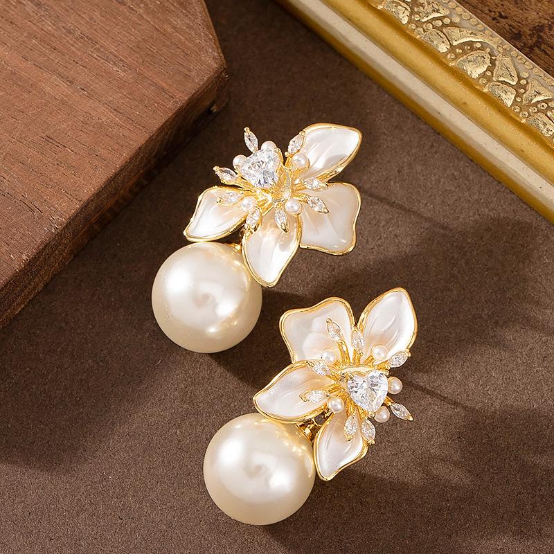 French elegant temperament drip oil diamond three-dimensional flower pearl stud earrings women s light luxury simple high-end earrings
French elegant temperament drip oil diamond three-dimensional flower pearl stud earrings women s light luxury simple high-end earrings