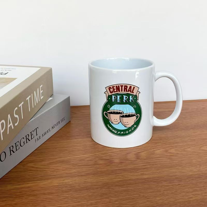 Друзі Central Perk Керамічна кавова кружка Класичний сувенір з серіалу Новинка Чашка для чаю для фанатів Подарунок для дому та офісу
Друзі Central Perk Керамічна кавова кружка Класичний сувенір з серіалу Новинка Чашка для чаю для фанатів Подарунок для дому та офісу
