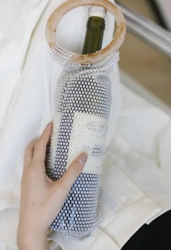 Portable Water Bottle Insulation Cup Bag, High Quality, Czech Diamond Handle Gift, Handwoven Shiny Cup Bag, Red Wine Bag 750 ml
Portable Water Bottle Insulation Cup Bag, High Quality, Czech Diamond Handle Gift, Handwoven Shiny Cup Bag, Red Wine Bag 750 ml