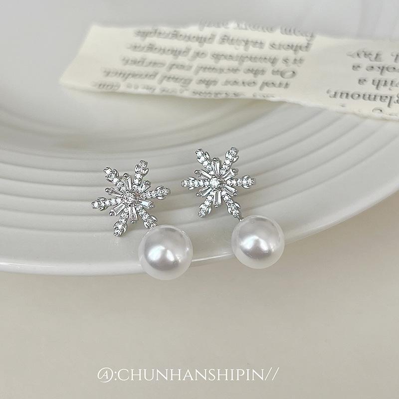 Autumn and winter sweet snowflake pearl earless earrings temperament simple high-end stud earrings long versatile fashion earrings
Autumn and winter sweet snowflake pearl earless earrings temperament simple high-end stud earrings long versatile fashion earrings