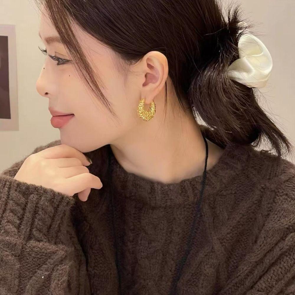 Retro Hoop Earrings Light Luxury Hollow Ear Buckle Romantic Circle Stud Earrings Party Jewelry золотий
Retro Hoop Earrings Light Luxury Hollow Ear Buckle Romantic Circle Stud Earrings Party Jewelry золотий