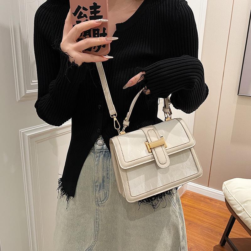 Light luxury bag women s 2025 new niche portable women s bag retro shoulder magnetic buckle messenger bag білий
Light luxury bag women s 2025 new niche portable women s bag retro shoulder magnetic buckle messenger bag білий