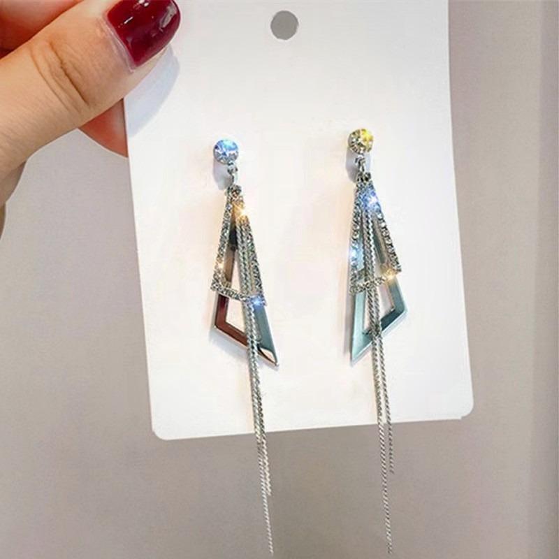 Silver Needle Geometric Long Triangular Fringed Earrings, Elegant and Simple, with A Cool and Refined Style of Jewelry. срібний
Silver Needle Geometric Long Triangular Fringed Earrings, Elegant and Simple, with A Cool and Refined Style of Jewelry. срібний