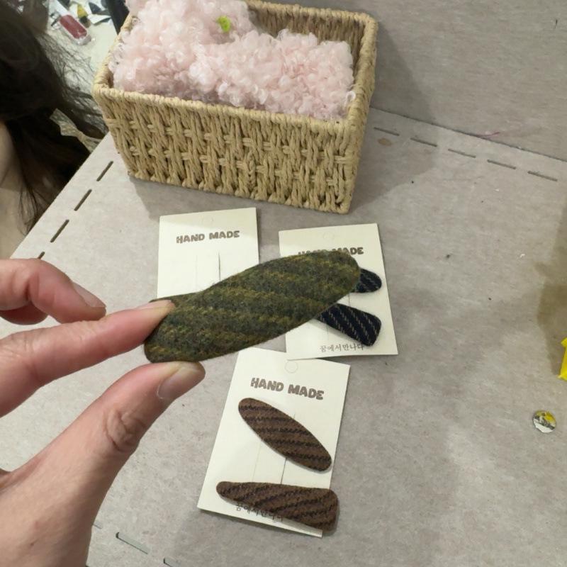 2026 Korean Style Plush Diagonal Stripe Retro BB Hair Clip
2026 Korean Style Plush Diagonal Stripe Retro BB Hair Clip