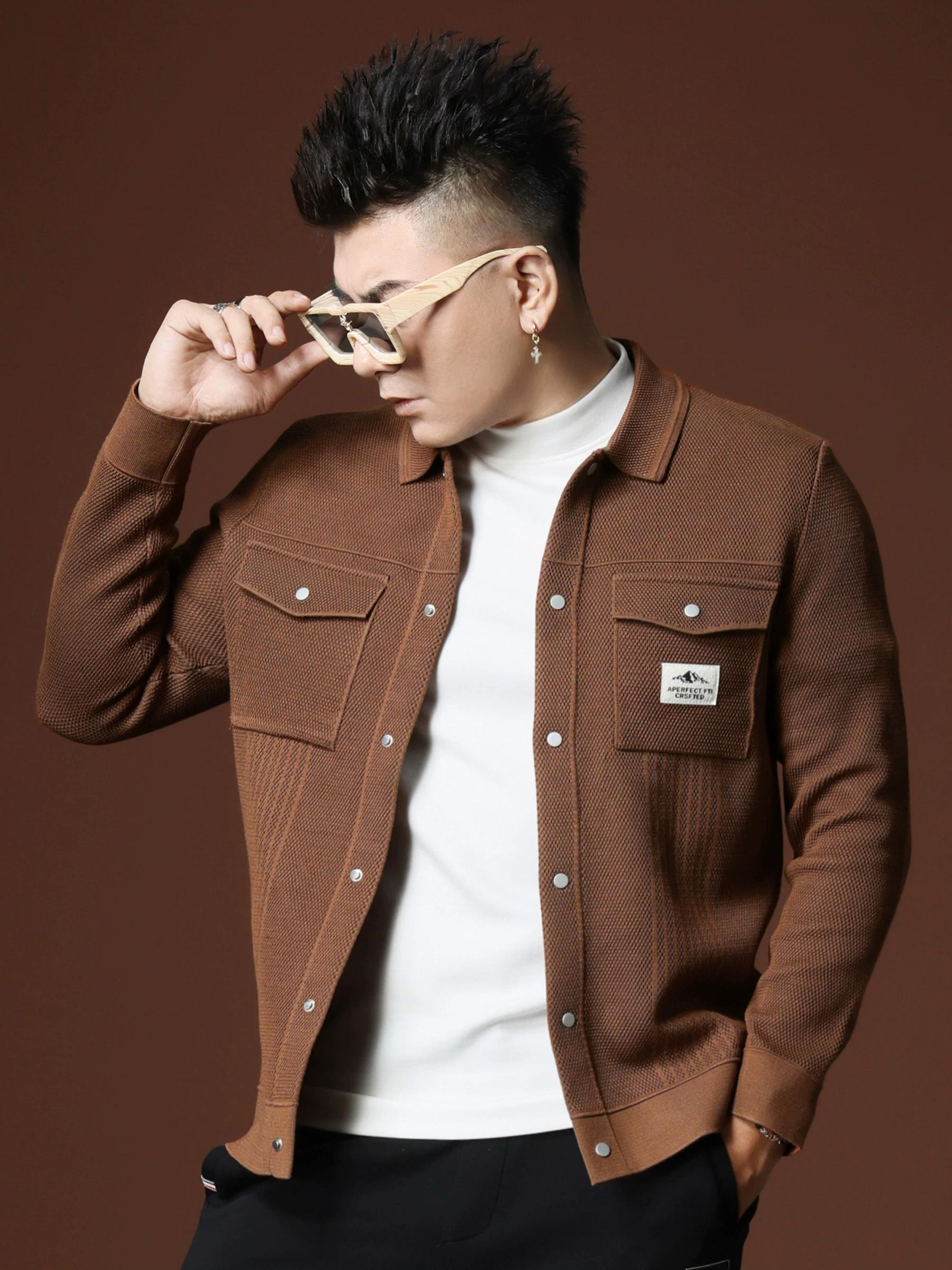 European Style 2025 Autumn New Lapel Jacket Men s Fashion Brand Letter Badge Knit Coat Men s Casual Top 4XL кофейный
European Style 2025 Autumn New Lapel Jacket Men s Fashion Brand Letter Badge Knit Coat Men s Casual Top 4XL кофейный