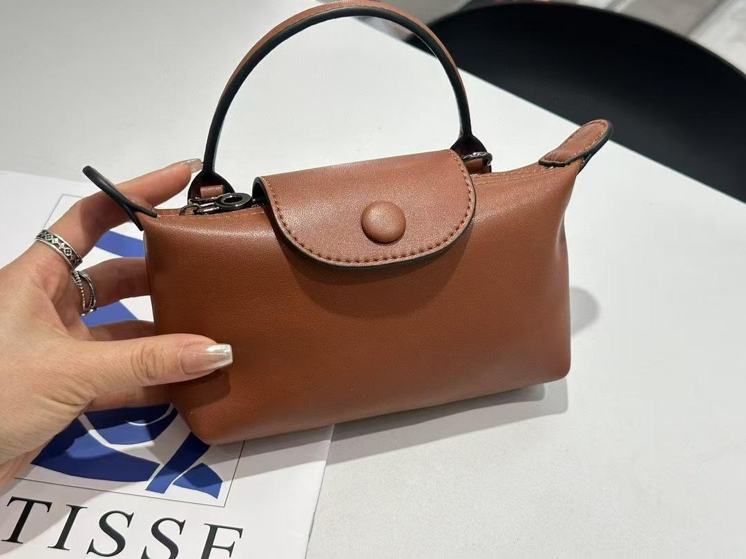 Genuine Leather Women s Mini Crossbody Handbag – Creative Fashion Dumpling Design 19cm long, 5cm wide, 10cm high
Genuine Leather Women s Mini Crossbody Handbag – Creative Fashion Dumpling Design 19cm long, 5cm wide, 10cm high